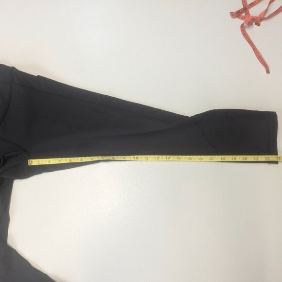 Lululemon Size 6 Black Wunder Under Cropped Leggings With Side and Back Pockets - Picture 8 of 16